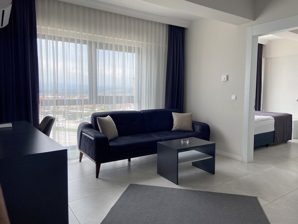 Classic-Apartment, 1 Doppelbett, Stadtblick | Wohnbereich | 30-Zoll-Smart-TV mit Satellitenempfang, Fernseher, Fußbodenheizung