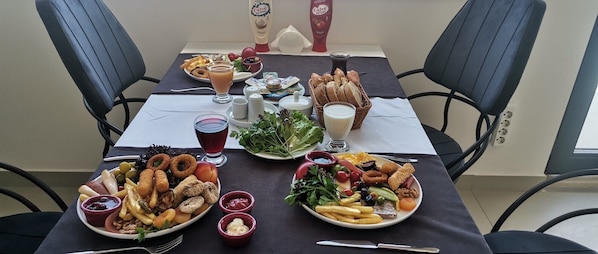 Petit déjeuner préparé à la commande compris tous les jours