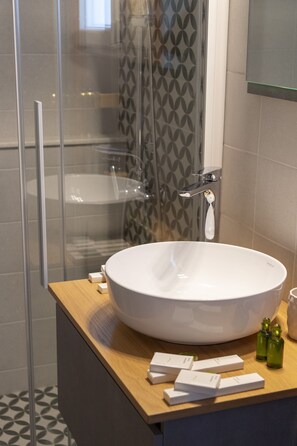 Apartment | Bathroom | Shower, rainfall showerhead, hair dryer, slippers - Vagia Calm House 2 (Paros)