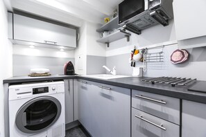 Frigorifero, microonde, piano cottura, lavastoviglie