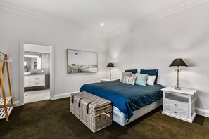 4 bedrooms, iron/ironing board, bed sheets - Hawdon House (Robe)