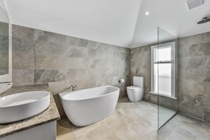 Bathtub, hair dryer, towels, shampoo - Hawdon House (Robe)