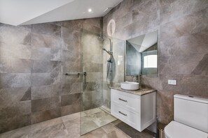 Bathtub, hair dryer, towels - Hawdon House (Robe)
