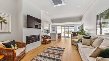 Televisie en een open haard