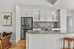 Frigorifero, piano cottura, lavastoviglie, pentole/stoviglie/utensili