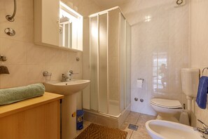 Shower, bidet, towels