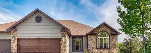 Garage Game Room! 5 Minutes to Silver Dollar City!