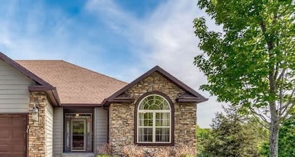 Garage Game Room! 5 Minutes to Silver Dollar City!