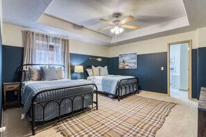 5 عدّة غرف نوم ومكتب ومكواة/لوح كي وسرير سفر