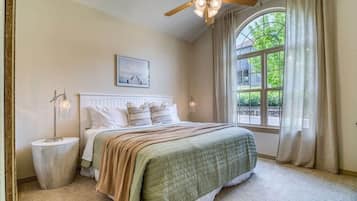 5 Schlafzimmer, Schreibtisch, Bügeleisen/Bügelbrett, Reisekinderbett