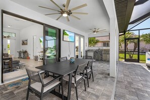 屋外ダイニングエリア