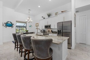 ثلاجة، ميكروويف، فرن، موقد طهي مسطح