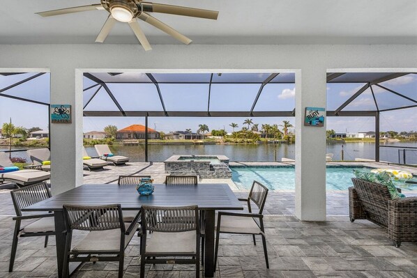 屋外ダイニングエリア