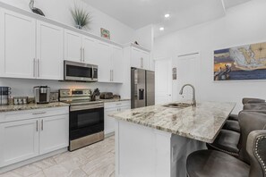 冷蔵庫、電子レンジ、オーブン、コンロ