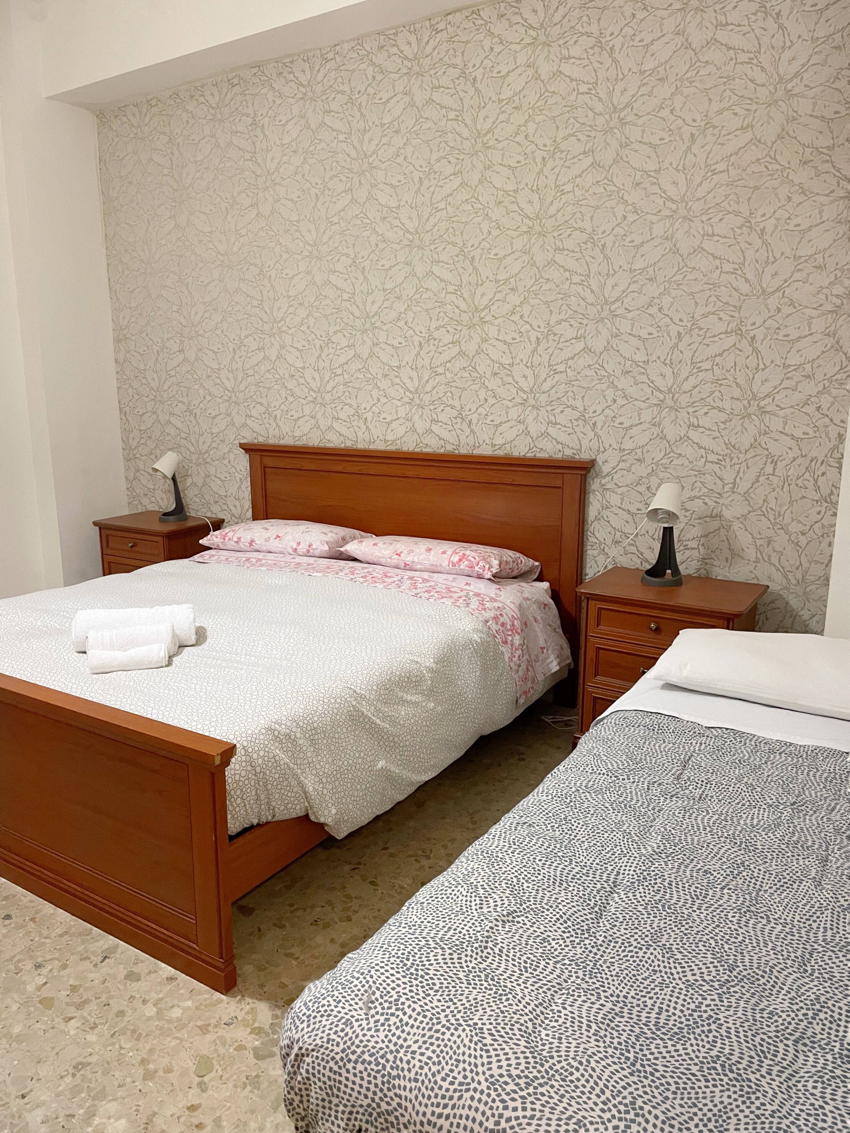 2 habitaciones, escritorio, tabla de planchar con plancha y wifi gratis 