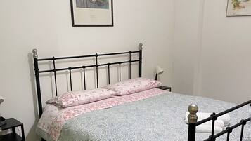 2 habitaciones, escritorio, tabla de planchar con plancha y wifi gratis