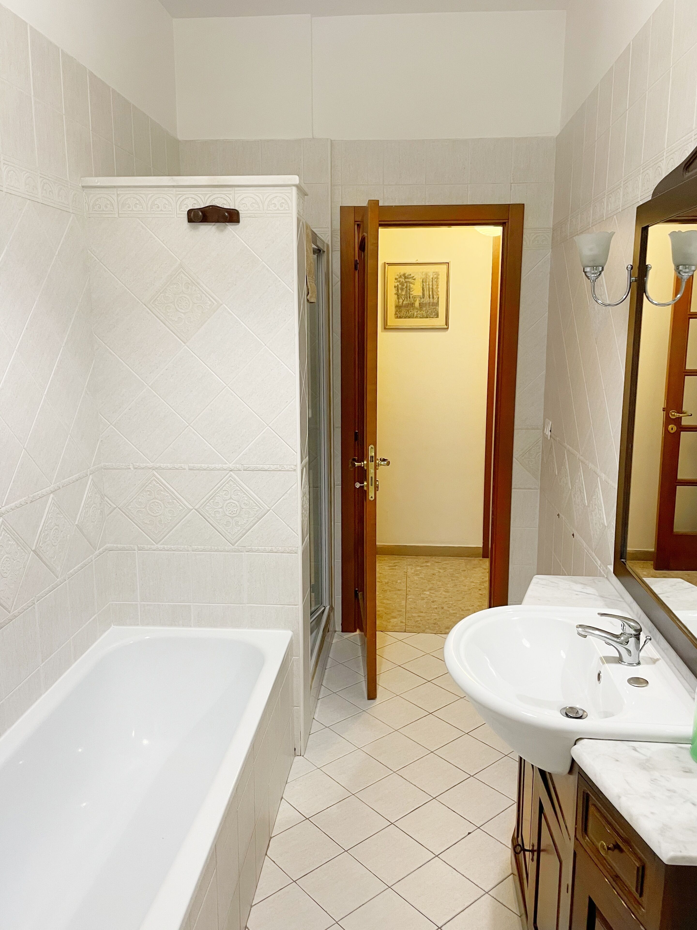 Separate tub and shower, towels