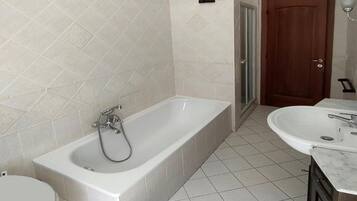 Bañera y ducha independientes, toallas