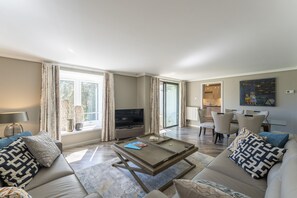 Living area - Luxury Apartment (Gleneagles Village)
