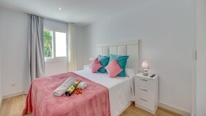 3 bedrooms, iron/ironing board, travel cot, free WiFi - Tourist Greatest Treasure (Estepona)