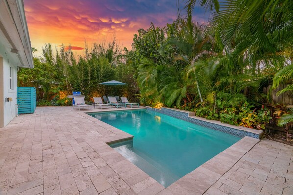 A heated pool - Escape to Paradise: Experience Luxury and Serenity - 3/2 Heated Pool Home (Wilton Manors)