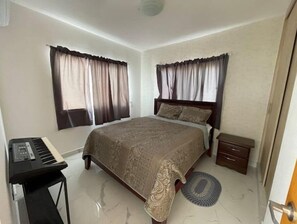3 dormitorios, tabla de planchar con plancha, wifi gratis y ropa de cama
