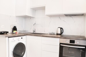 Design Studio | Private kitchen | Full-sized fridge, oven, stovetop, electric kettle