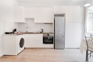Studio có thiết kế đặc sắc | Bếp riêng | Tủ lạnh, lò nướng, bếp nấu, ấm điện