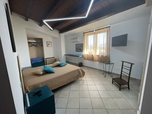 Iron/ironing board, travel cot, free WiFi