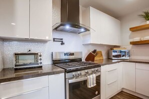 Refrigerador, microondas, horno y parrilla de estufa 