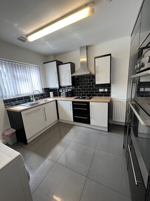 Fridge, microwave, oven, stovetop - Spacious, cozy home in London near O2 and Canar (London)