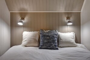 4 Schlafzimmer, Schreibtisch, Bügeleisen/Bügelbrett, Reisekinderbett