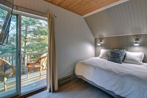 4 bedrooms, desk, iron/ironing board, travel cot