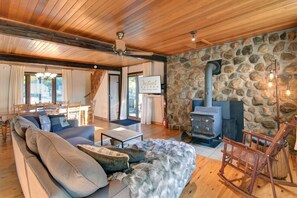 Smart TV, fireplace - The Woodland Cabin by Instant Suites | Old Village (Mont-Tremblant)