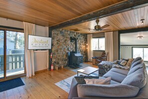 Smart TV, fireplace - The Woodland Cabin by Instant Suites | Old Village (Mont-Tremblant)