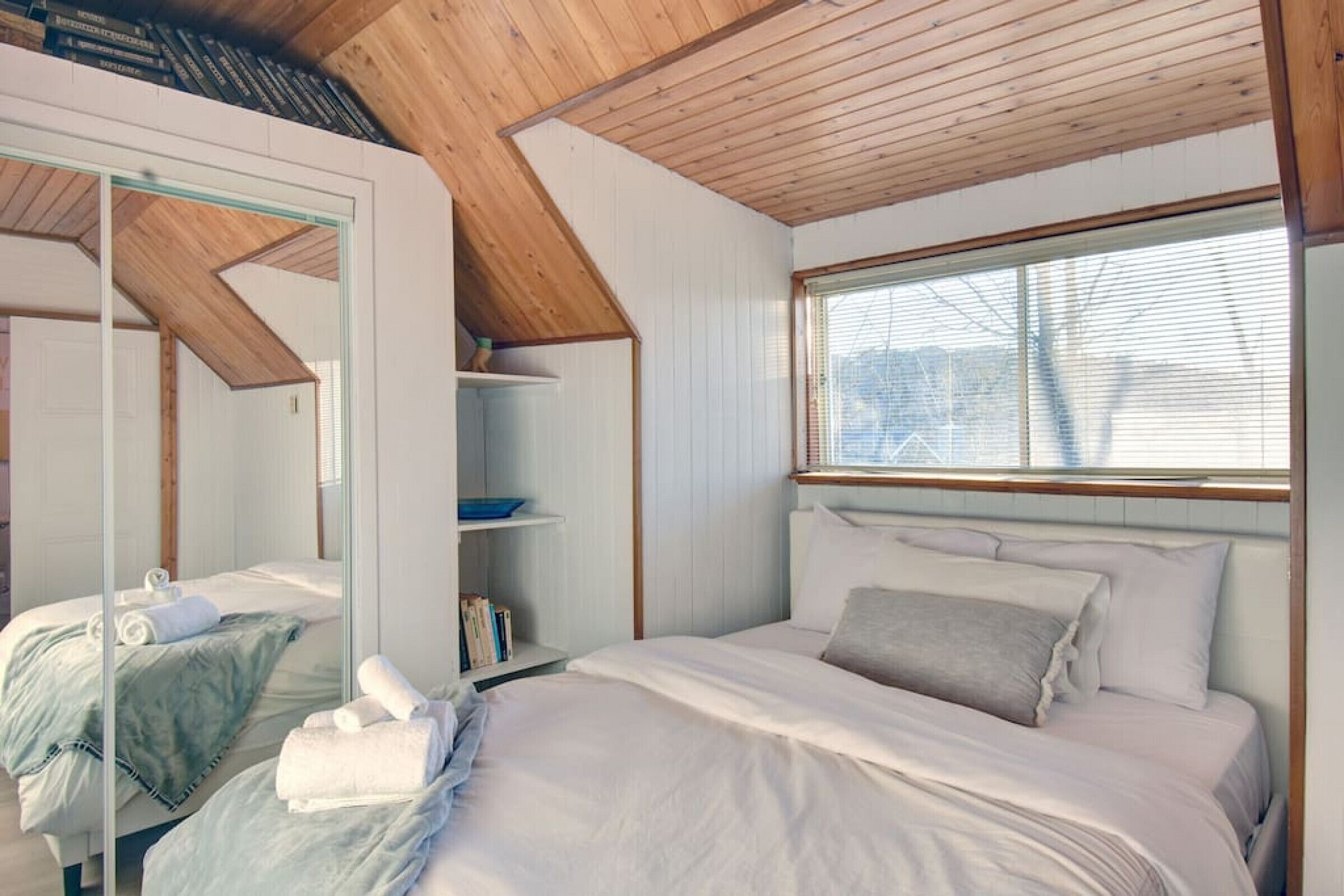 4 bedrooms, desk, iron/ironing board, travel crib