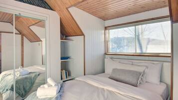 4 chambres, bureau, fer et planche Ă repasser, lit parapluie