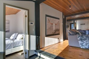 4 bedrooms, desk, iron/ironing board, travel cot - The Woodland Cabin by Instant Suites | Old Village (Mont-Tremblant)