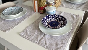 Een eettafel met twee kommen, een pot en een doos.
