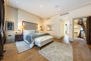 7 Schlafzimmer, Schreibtisch, Bügeleisen/Bügelbrett, Reisekinderbett