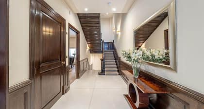 Luxurious Mayfair Mansion in London