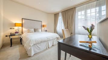 7 bedrooms, desk, iron/ironing board, travel crib