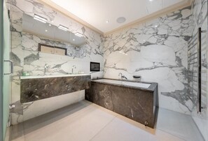 Dusche, Haartrockner, Handtücher