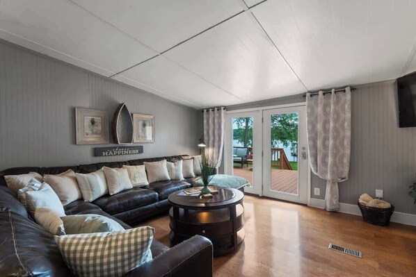 تلفزيون، ألعاب فيديو، ستيريو، مكتب