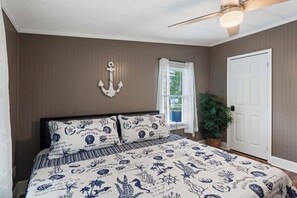 3 bedrooms, desk, iron/ironing board, travel cot