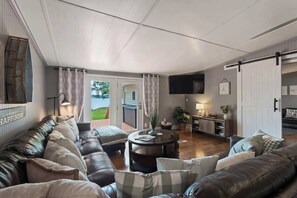 تلفزيون، ألعاب فيديو، ستيريو، مكتب