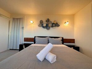 1 bedroom, WiFi, bed sheets - Swan Sea Cozy Room at Sandy Bay (Sandy Bay)