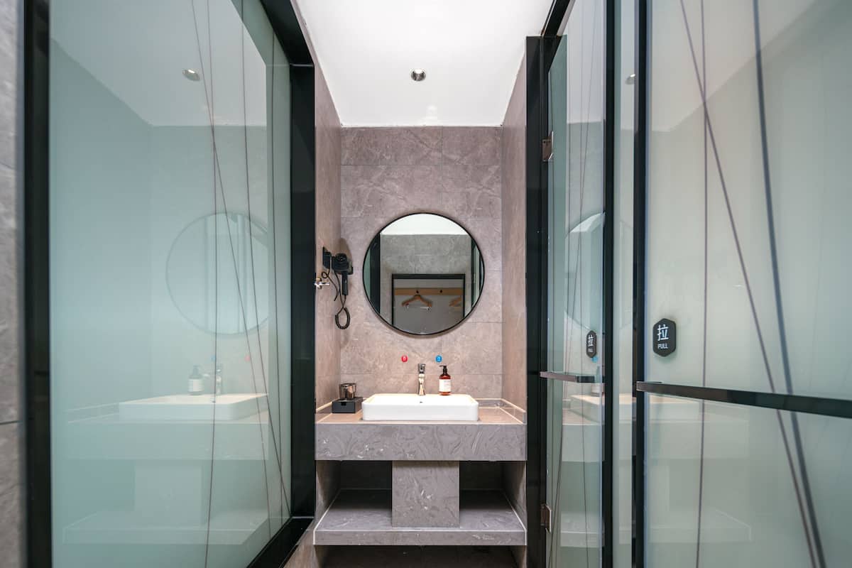 Premium Twin Room | Bathroom | Shower, rainfall showerhead, free toiletries, hair dryer