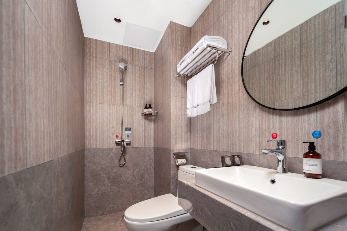 Economy Room | Bathroom | Shower, rainfall showerhead, free toiletries, hair dryer