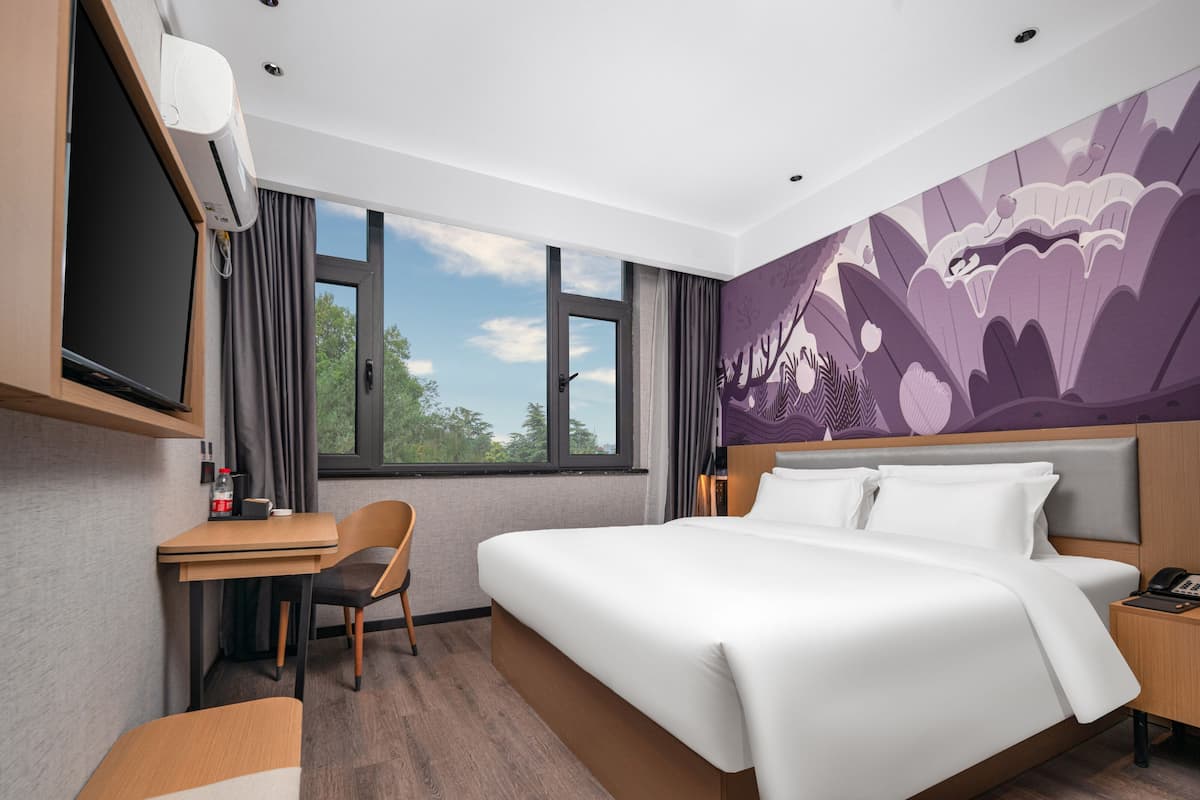 Comfort Room | Premium bedding, down comforters, pillowtop beds, desk